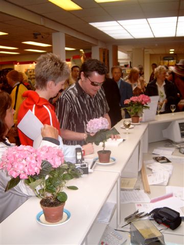 Rock die niet roest - presentation: Fan Anita Krouwel with Barry Hay signing her copy