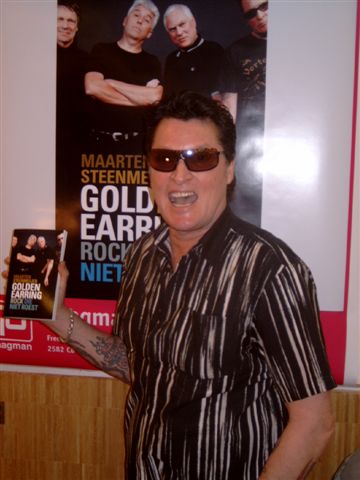 Barry Hay showing his copy of Rock die niet roest